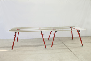 Dva pracovní stoly 300-20 lze spojit a vytvořit pracovní plochu 115 x 360 cm